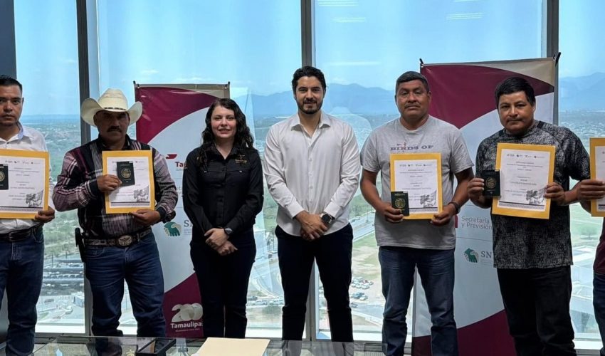Entrega STPS Tamaulipas sobres de viaje a trabajadores que participarán en programa agrícola en Canadá