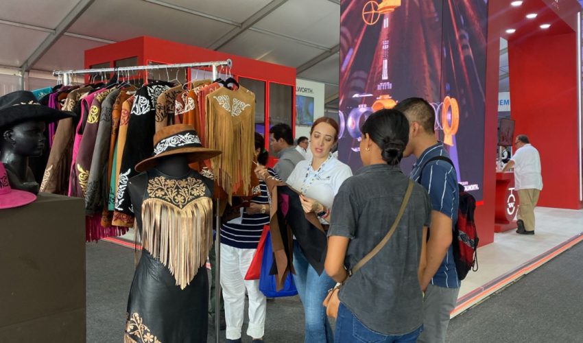 Recibe cientos de visitantes stand de Turismo en Congreso Mexicano del Petróleo