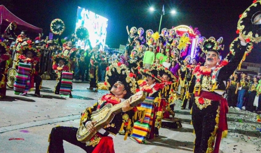 Desfile del carnaval en el sur con más de 60 participantes