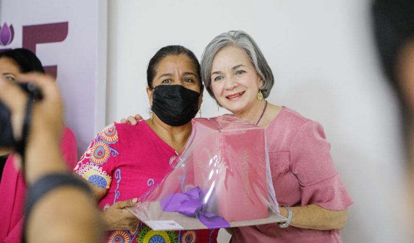 Entrega María de Villarreal 11 prótesis de mama a mujeres sobrevivientes de cáncer