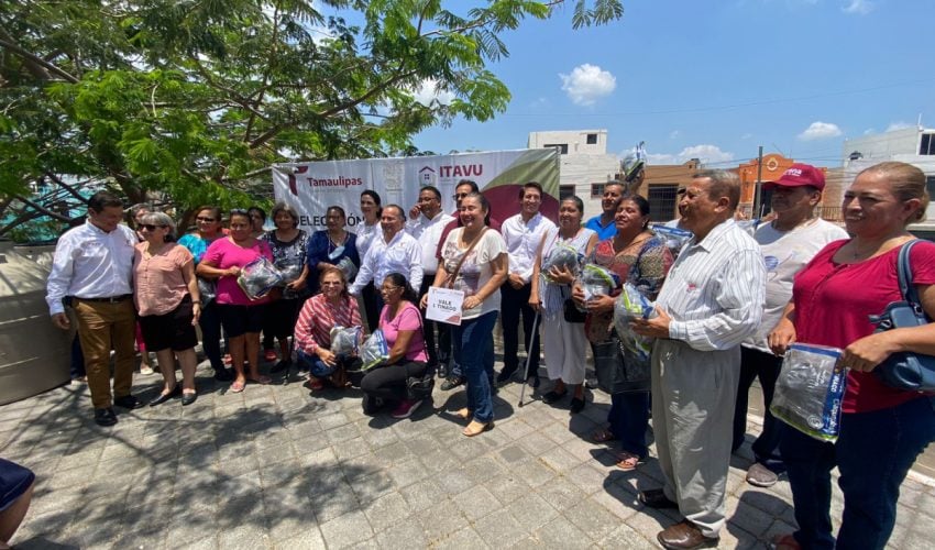 Entrega ITAVU tinacos a familias de Tampico