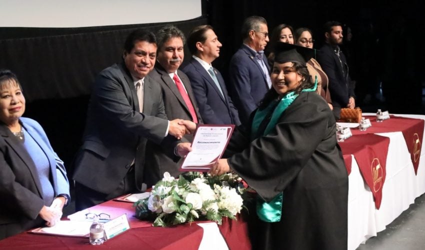 Entrega Universidad Tecnológica de Nuevo Laredo nueva generación de profesionistas a Tamaulipas