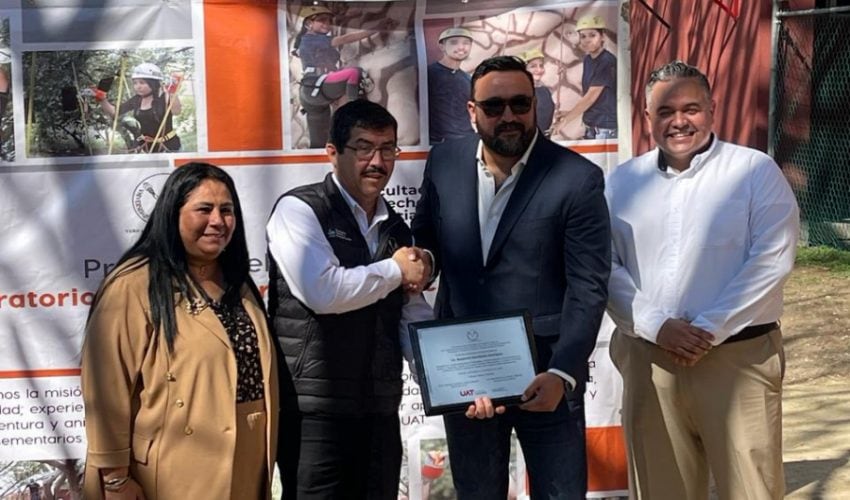 Recibe secretario de Turismo de Tamaulipas reconocimiento en FADYCS de la UAT Campus Tampico
