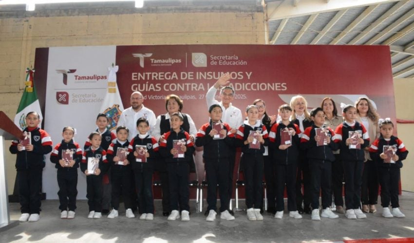 Cumple gobernador a educandos, entrega equipo tecnológico y mobiliario escolar