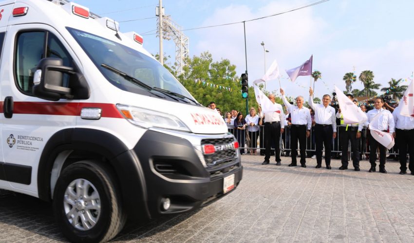 Entrega Américo 16 nuevas ambulancias al sector salud