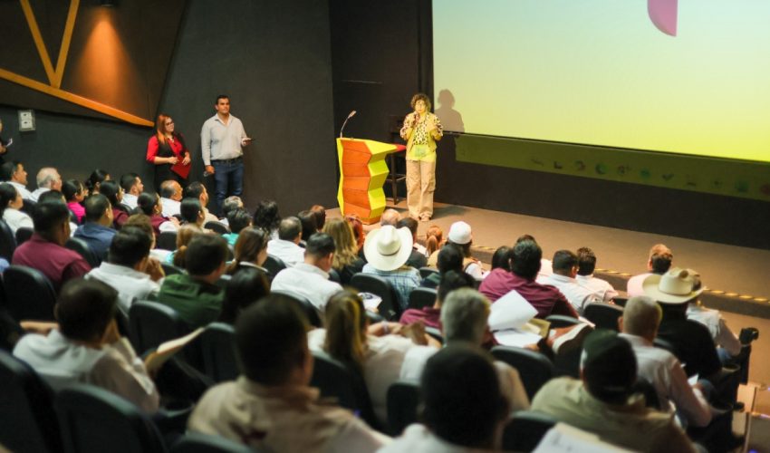 Afina SEBIEN entrega de apoyos sociales