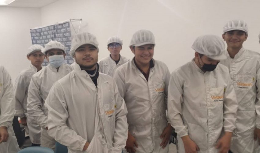 Aprenden estudiantes de la UTTN sobre procesos de manufactura automatizados en Visteon
