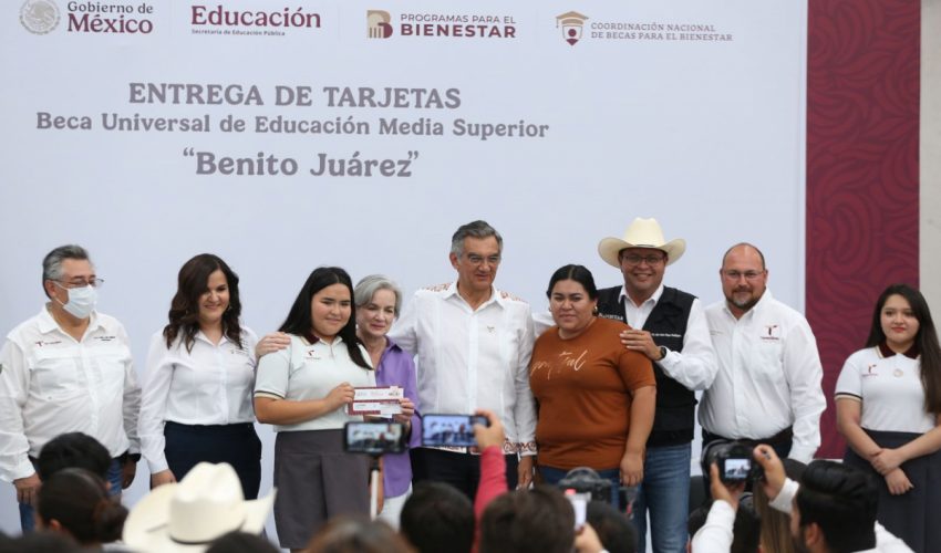 Atestigua Américo entrega de becas y destaca apoyo de la presidenta Claudia