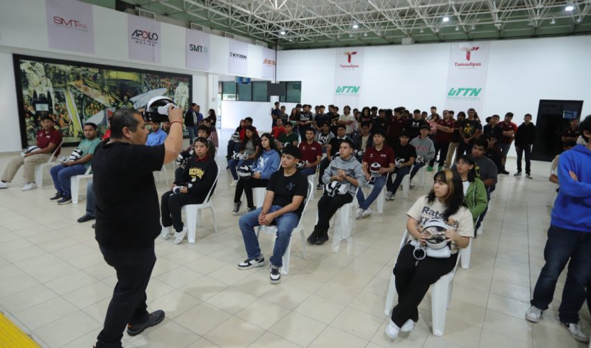 Participan estudiantes de la UTTN en sesiones de realidad virtual