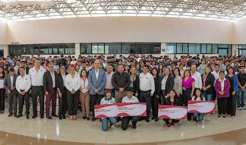 Entregan becas “Futuro Tamaulipas Jóvenes de Nivel Superior” en Nuevo Laredo