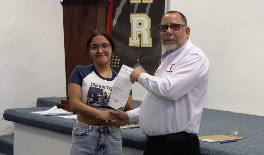 Entrega UP Región Ribereña becas para el cuatrimestre mayo-agosto