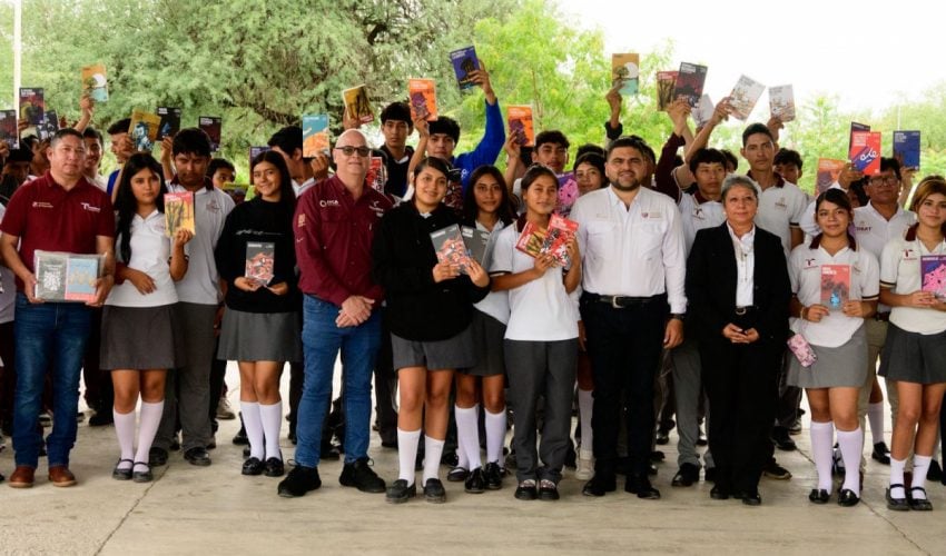 Continúa entrega de libros a jóvenes por parte del ITCA en diversos municipios